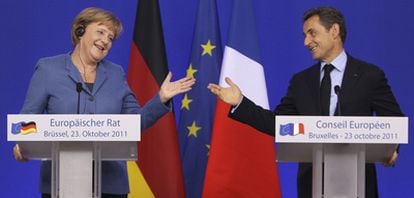 Merkel y Sarkozy comparecen ante la prensa tras la cumbre del pasado domingo en Bruselas.