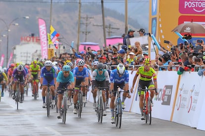 Gaviria (segundo por la derecha) baja la cabeza al ganar en Paipa.