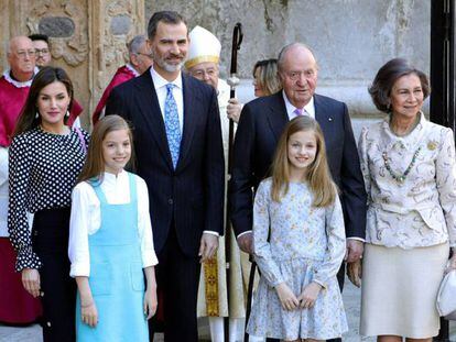 GRAF3795. PALMA DE MALLORCA, 01/04/2018.- Los reyes Felipe y Letizia, sus hijas, la princesa Leonor y la infanta Sofía, y los reyes don Juan Carlos y doña Sofía asisten desde mediodía de hoy a la misa de Domingo de Resurrección en la Catedral de Mallorca. Es el cuarto año consecutivo que don Felipe y doña Letizia acuden con sus hijas a la misa pascual en la seo de Palma, consolidando una tradición de la familia real, que habitualmente pasa en Semana Santa unos días de descanso en su residencia de Marivent. EFE/Lliteres