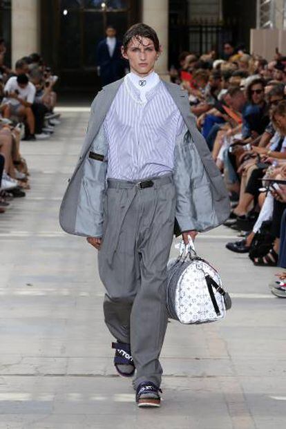 Sastrería desestructurada en la colección que Kim Jones, el director creativo de la línea masculina de Louis Vuitton, ha diseñado para la primavera de 2018.