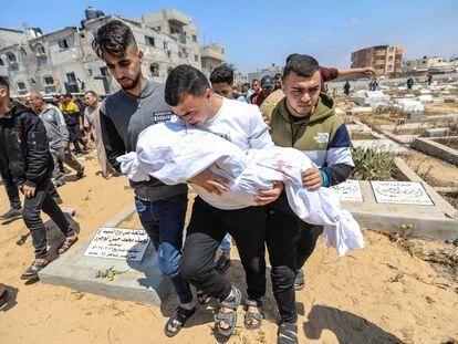 Familiares y amigos de víctimas de un ataque israelí en Rafah reciben los cuerpos, este jueves.