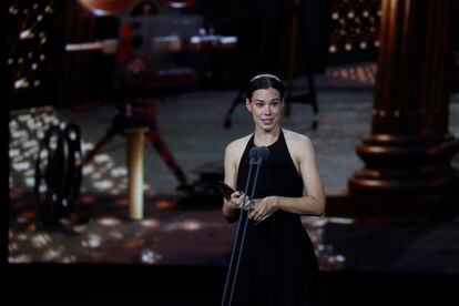 Laia Costa recibe el galardón a la interpretación femenina en cine por 'Cinco lobitos'.