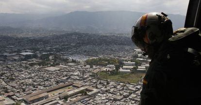 Un helicóptero español sobrevuela Puerto Príncipe (Haití) tras el terremoto que arrasó el país.