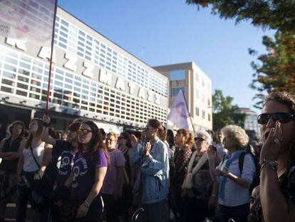 Protesta feminista, el lunes, frente a la sala Razzmatazz.