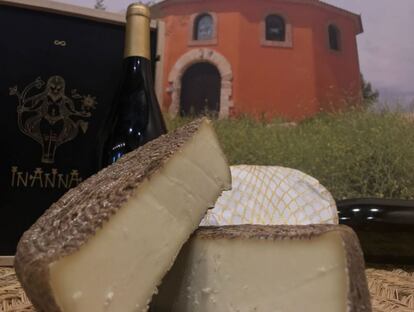 Y la última posición fue para el queso español Organic Inanna, de Don Merendon, de la quesería Parra Jiménez, en Las Mesas (Cuenca). Se trata de un queso de oveja manchega ecológica, cuya corteza está madurada con vino, lo que otorga un color y un aroma especial.