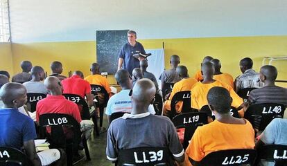 Clase con reclusos del Centro Prisional de Recuperaçao Juvenil de Boane.