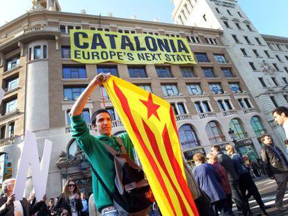 Bandera y lema independentista en la plaza de Catalunya de Barcelona. 