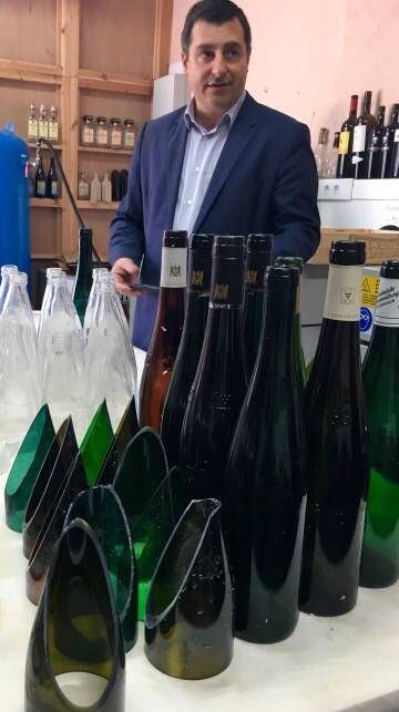 Josep Roca, en el taller de I+R de La Masía de El Celler de Can Roca, donde recicla las botellas del restaurante.