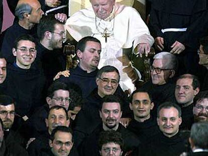 Juan Pablo II, con monjes franciscanos en Asís en 2002.