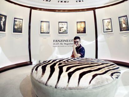 El editor Luis Venegas en la exposición en Loewe, dedicada a revistas míticas ya desaparecidas.