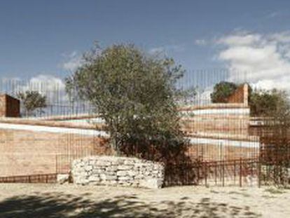 El edificio creado sobre el túmulo megalítico de Seró del estudio de arquitectos Jordi Gironés, premiado con el FAD.