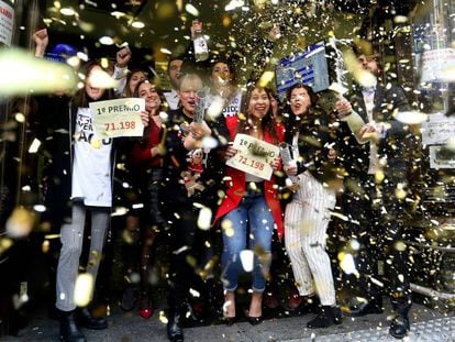 Empleados y dueños de Doña Manolita, en Madrid, celebran el Gordo en 2017.