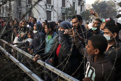 Decenas de manifestantes se concentran tras una alambrada levantada por el Ejército cerca de la plaza de Tahrir.