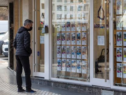 Un hombre mira los anuncios en el escaparate de una inmobiliaria en San Sebastián (Gipuzkoa), el pasado 2 de febrero.