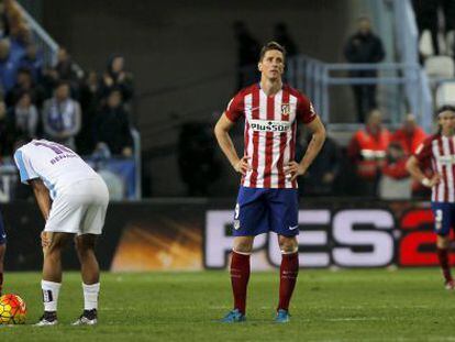Torres se lamenta, durante el partido contra el M&aacute;laga.