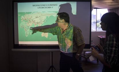 El director del Laboratorio de Genética Forense de EEAF, Carlos Vullo, explica datos del mapa genético de Paraguay, el miércoles 5 de diciembre en Asunción.