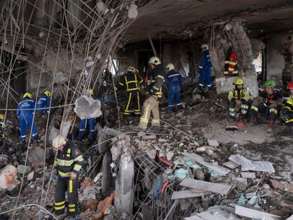 Miembros de los servicios de emergencia, en un edificio de 25 plantas dañado durante un bombardeo ruso sobre Kiev, en el que murieron tres personas este sábado.