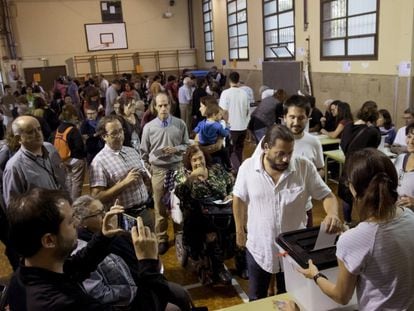 Colas en el centro cívico La Sedeta de Barcelona para votar en el referéndum independentista de Cataluña del 1-O suspendido por el Tribunal Constitucional. 