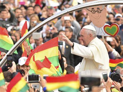 El Papa saluda a la multitud a su llegada a Santa Cruz, en Bolivia.
