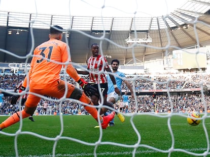 Ivan Toney marca ante Ederson el gol de la victoria del Brentford frente al City este sábado.