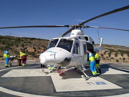 Sanitarios del Summa trasladan al pequeño al hospital 12 de Octubre.