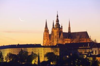 Vista del castillo de Hradcany y la catedral de San Vito, en Praga.