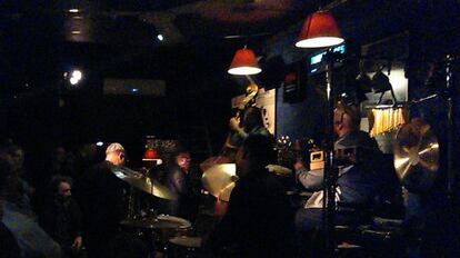 El saxofonista Kenny Garrett, de espaldas a la izquierda, en el concierto del club Jimmy Glass.