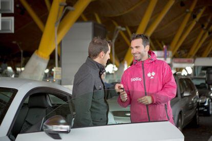 Un  agente de Llollo en la T4 del aeropuerto de Barajas.