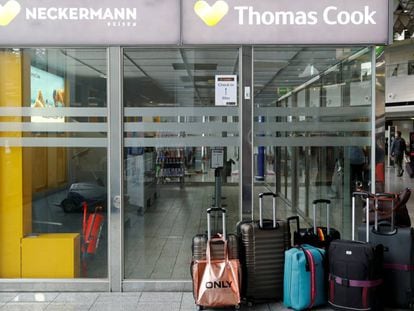 Maletas apiladas cerca de una oficina cerrada de la compañía de viajes Thomas Cook, en el aeropuerto de Frankfurt, Alemania, este lunes.