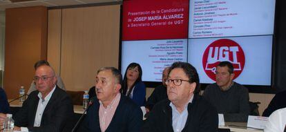 Pepe &Aacute;lvarez (en el centro en primera fila), presentando su candidatura a la secretar&iacute;a general de UGT; Carlos Romero, secretario general de MCA-UGT (izquierda) y Julio Lacuerda, secretario general de FSP-UGT (derecha).