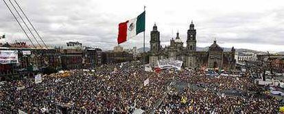 Miles de personas se concentran en la plaza de Zócalo de México para apoyar a López Obrador.