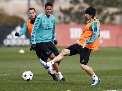 Luka Modric junto a Varane en el entrenamiento de este domingo. 