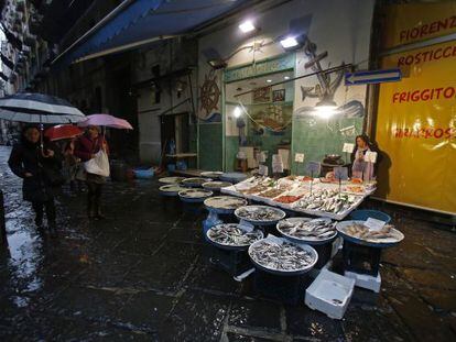 Un puesto de venta de pescado fresco en N&aacute;poles (Italia).