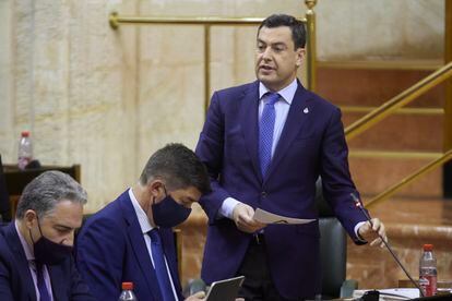 El presidente de la Junta, Juan Manuel Moreno, durante la sesión plenaria ordinaria en el Parlamento de Andalucía.