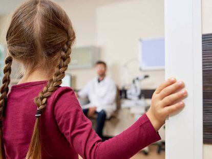 Una niña en una consulta médica, en una imagen de archivo.