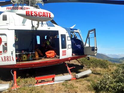 El helicóptero de rescate del gobierno cántabro este sábado en el cerro Carcahal.
