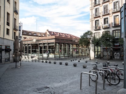 El estado de alarma ha dejado vacío el mercado de San Miguel (Madrid), siempre abarrotado.