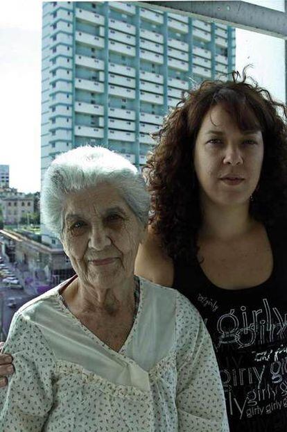 Graciana Díez y su nieta Ivón Otero, en su apartamento de La Habana.
