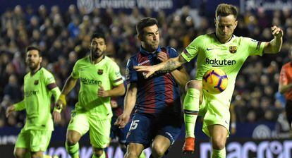 Rakitic protege el balón ante Postigo.