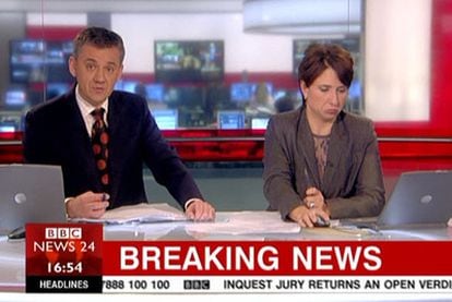 Dos periodistas de informativos de la BBC.