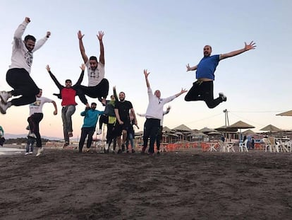 Varios activistas del Movimiento de protestas del Rif (Hirak), durante una reuni&oacute;n celebrada el 7 de mayo en una playa de Alhucemas.