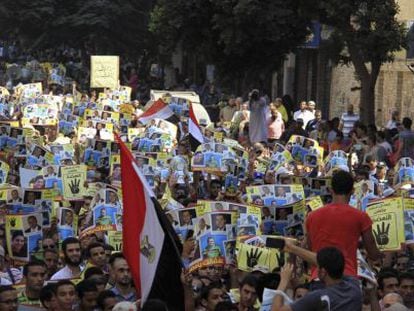 Partidarios de Morsi se manifgiestan, hoy, en El Cairo.