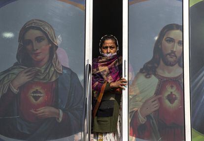 Una mujer cristiana sale después de asistir a una misa navideña en una iglesia en Gauhati (India).