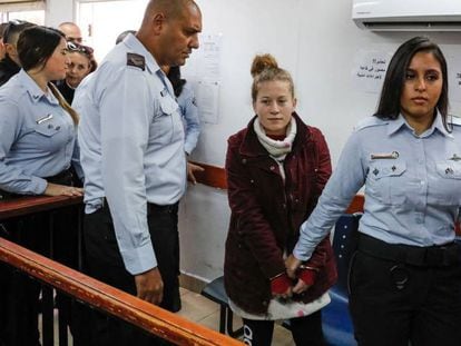 Ahed Tamimi asiste en el penal israelí de Ofer a la audiencia que prorrogó su detención.