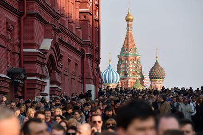 Miles de personas congregadas frente al Kremlin en la marcha contra el terrorismo.