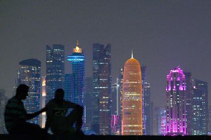 Panorámica de los rascacielos de Doha, la capital de Qatar, de noche, el 30 de octubre.
