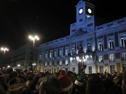 Miles de personas en el ensayo nocturno de las campanadas.