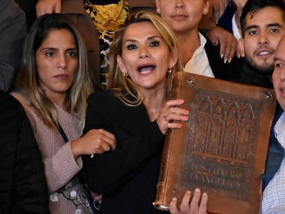 Jeanine Áñez sujeta los Evangelios tras proclamarse presidenta interina, el pasado noviembre.