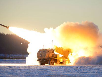 Lanzamiento de un cohete por una batería Himars, en la guerra de Ucrania.