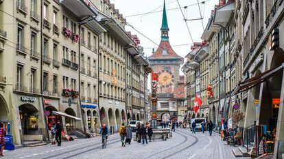 Ambiente en Kramgasse, con la Torre del Reloj al fondo, en el centro de la ciudad suiza de Berna.